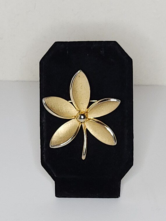 Vintage Crown Trifari Signed Gold Tone Flower Bro… - image 1