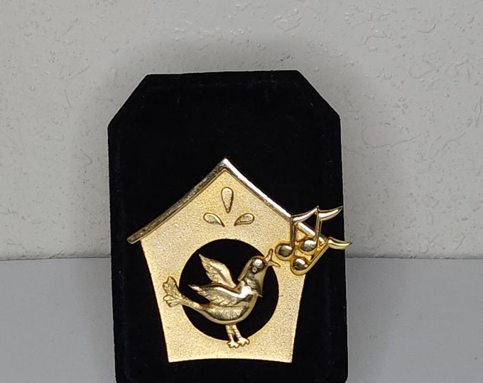 Vintage Casual Corner Signed Gold Tone Bird House and Singing Bird Brooch Pin C-1-34