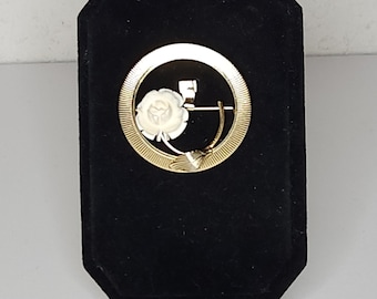 Vintage Gold Tone Ribbed Circle with Cream Carved Flower Brooch Pin B-2-36