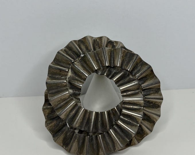 Large Vintage Chapel Kilt Silver Tone Crimped 3 Circle Brooch D-7-84