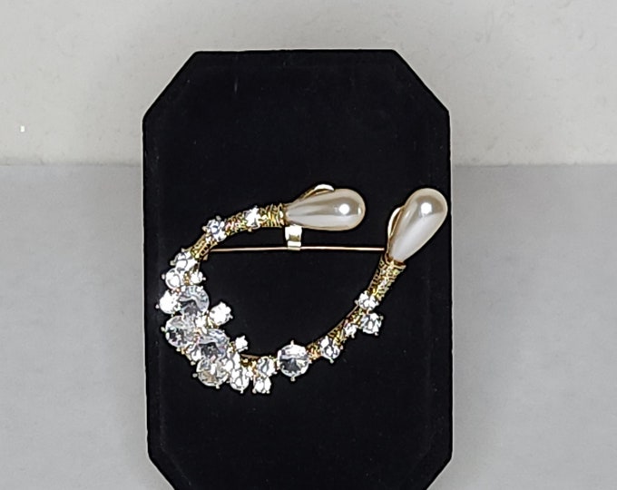 Vintage Gold Tone Horseshoe Shaped Brooch Pin with Clear Rhinestones and Faux Pearls B-8-97
