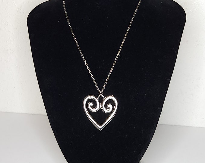 Vintage Silver Tone Heart Necklace 24 Inch A-4-16