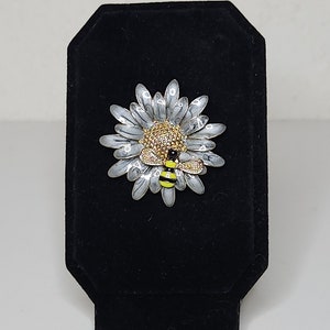 Vintage Goldfarbene und graue Emaille Daisy mit Biene Brosche A-7-28-JM
