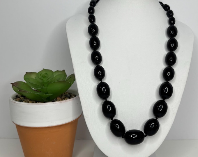 Vintage Trifari Oblong Egg Shaped Graduated Black Acrylic Bead 18” Necklace D-7-72