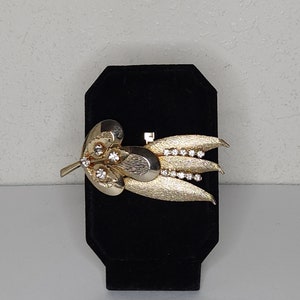 Vintage Gold Tone Leaves and Clear Rhinestones Brooch Pin C-1-74