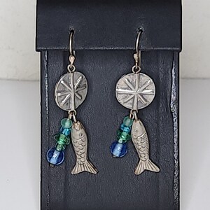 Vintage Blaue Handwerker Glasperlen und Silber Ton Fisch und Kreis Charms baumeln Ohrringe C-2-71