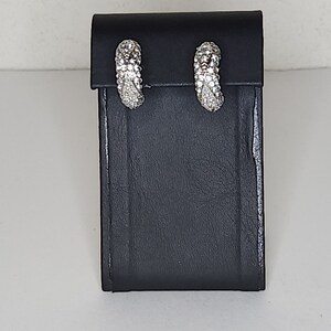 Pendientes de clip en tono plateado vintage con pedrería transparente y textura B-5-12