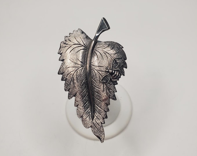Vintage Silver-Tone Leaf with Bee Scarf Clip D-6-23