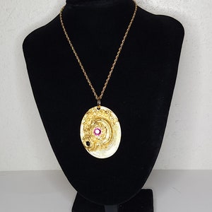 Vintage Craft Signed Gold Tone Sun Hat with Flowers Pendant Necklace B-1-18