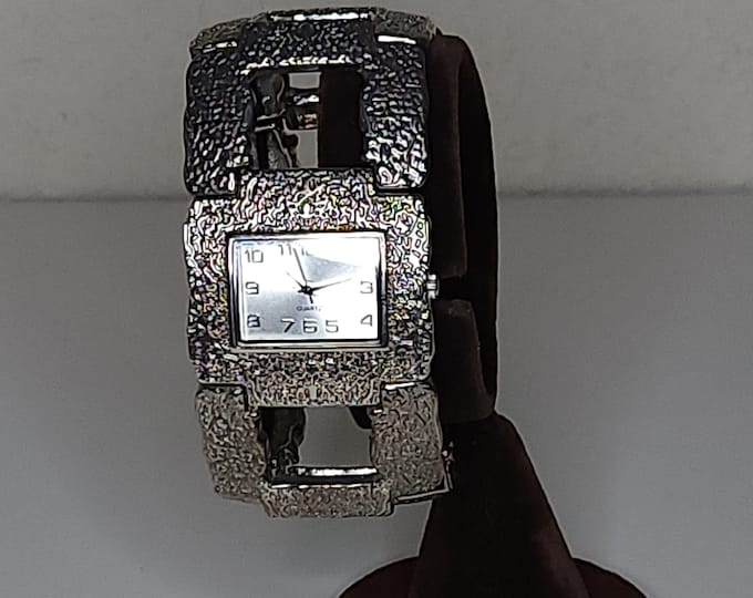 Vintage Ladies Silver Tone Hammered Design Stretch Watch A-5-92
