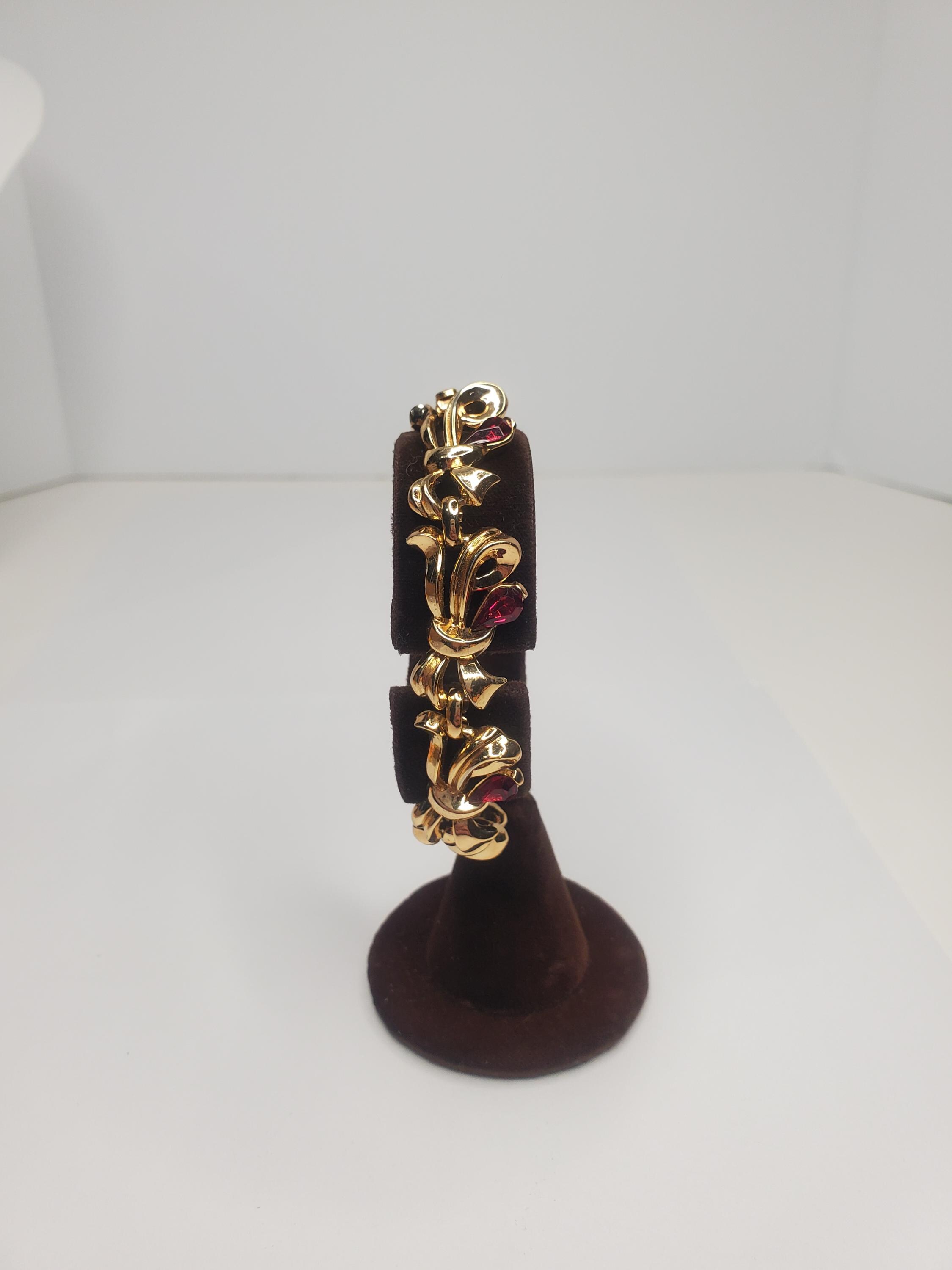 Vintage Crown Trifari Panel Bracelet-bows With Garnet Color  display picture 1