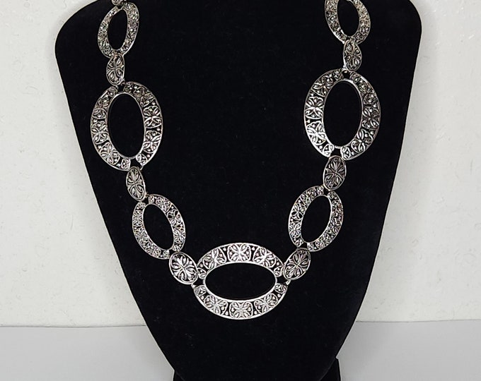 Vintage Premier Design Signed Silver Tone Ornate Design Graduated Oval Link Necklace C-8-19