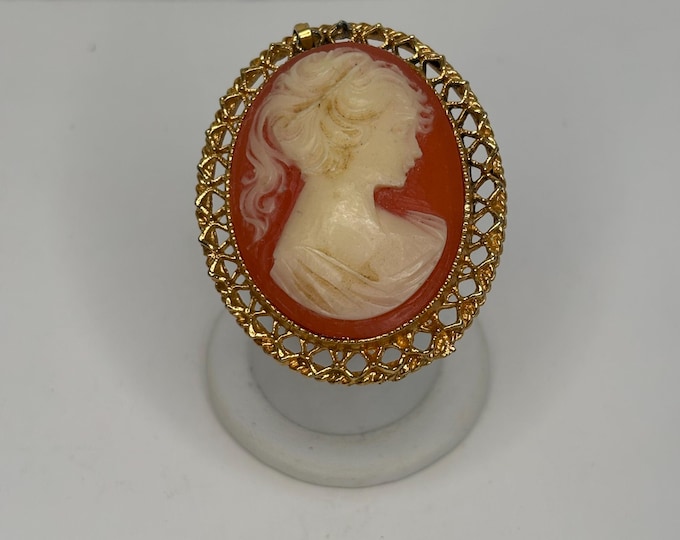 Vintage Acrylic Cameo Gold Tone Pendant D-8-89