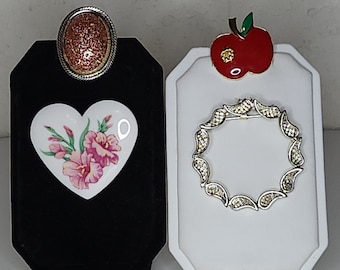 vintage Avon Marked Ceramic Heart Brooch, Silver Tone and Pink Glitter Brooch, Broche Apple en émail et Silver Tone Ring Broche B-3-80