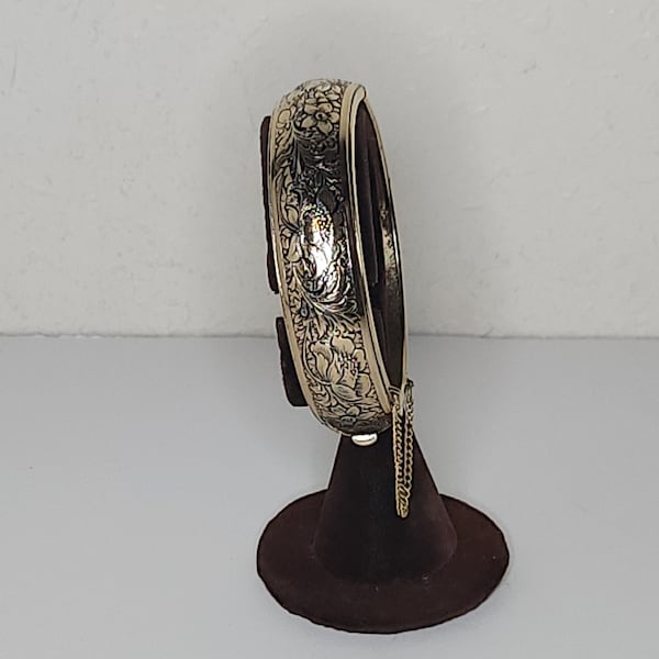 Vintage Gold Tone Hinged Bangle Bracelet with Floral Engraving C-9-13