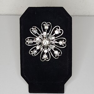 Vintage silverfärgad blombroschnål med klara strassdetaljer B-2-85