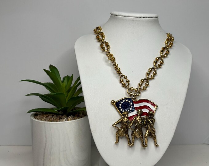 Vintage Avon Patriotic Bicentennial Spirit of’ 76 Gold Tone Necklace 24” D-8-87