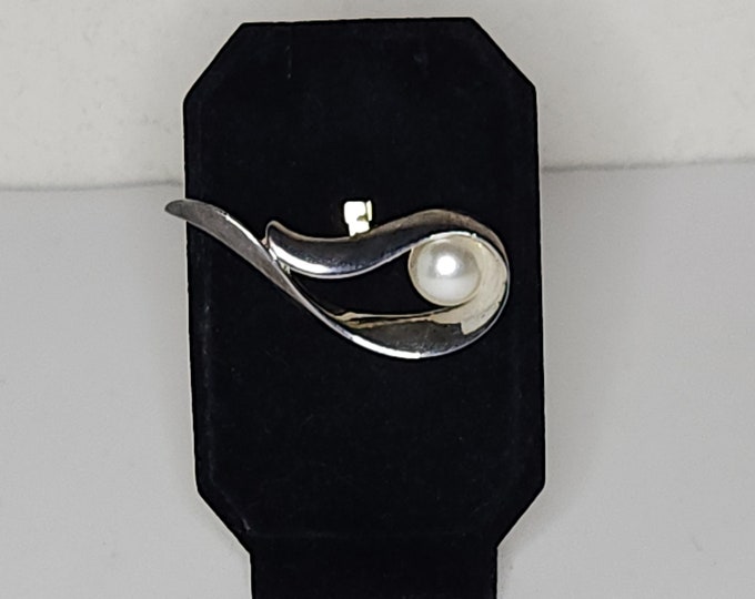 Vintage Silver Tone Swirl with Faux Pearl Brooch Pin D-1-36