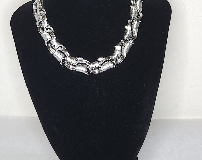 Vintage Lisner Signed Silver Tone Smooth and Textured Woven Link Necklace B-8-96