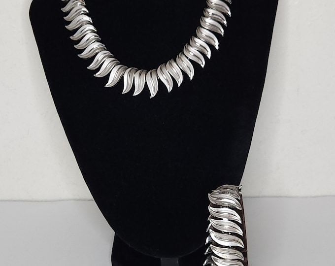 Vintage Crown Trifari Signed Silver Tone Leaf Link Necklace and Bracelet Set C-9-3