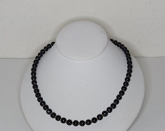 Vintage svart halsband med plastpärlor och guldfärgade distanspärlor C-9-9