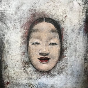 K&ouml;nnte beinhalten: Ein Gem&auml;lde eines Frauen Gesichts mit einem neutralen Ausdruck. Das Gesicht ist in einem realistischen Stil mit einem hellen Hautton, dunklen Augen und roten Lippen gemalt. Der Hintergrund ist ein strukturiertes Wei&szlig; und Grau.