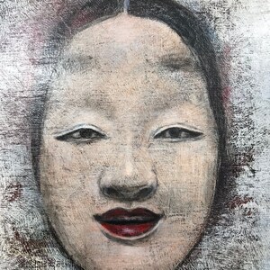 K&ouml;nnte beinhalten: Ein Gem&auml;lde eines Frauen Gesichts mit einem neutralen Ausdruck. Die Frau hat dunkles Haar und tr&auml;gt roten Lippenstift. Der Hintergrund ist texturiert in Wei&szlig; und Grau.