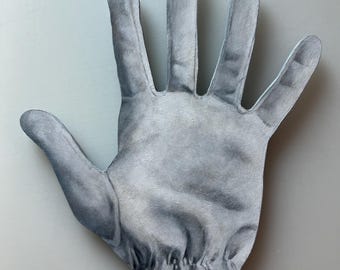 Könnte beinhalten: Ein flacher, handförmiger Ausschnitt mit einer detaillierten Graustufenillustration einer offenen Handfläche. Das Kunstwerk zeigt realistische Schattierungen, Glanzlichter und Hauttexturlinien, die eine dreidimensionale Wirkung erzeugen.