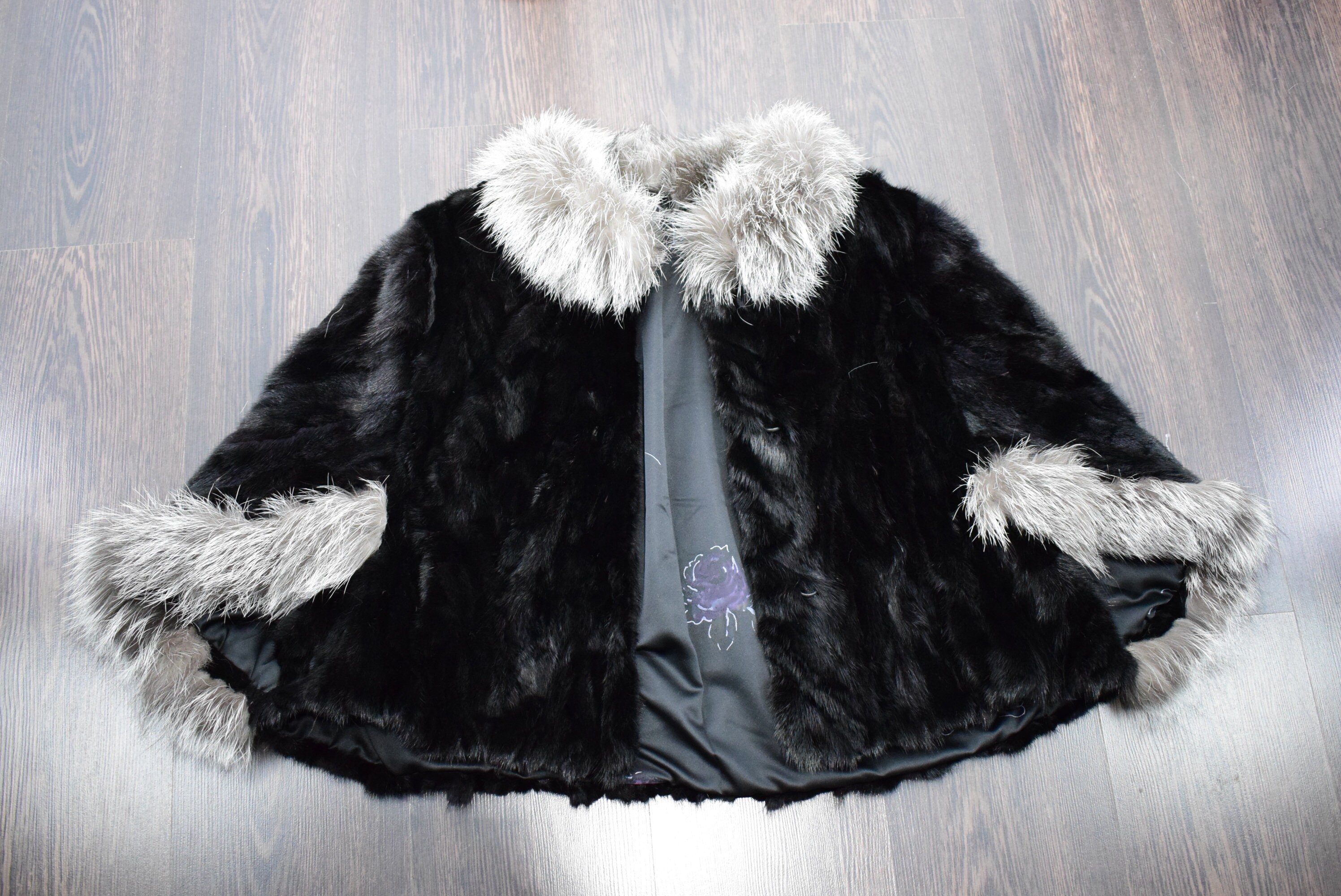 ミンクファーケープ：ブラック＆シルバーフォックスカラーポンチョ