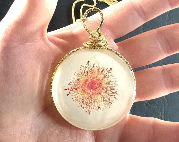 Red and white glass pendant von Maria Marachowska