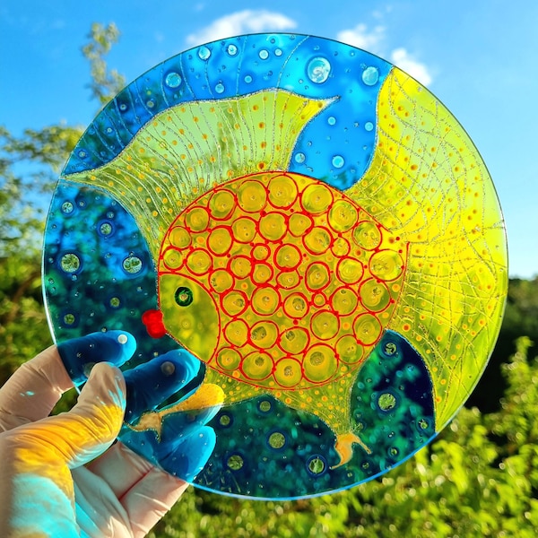 Peinture sur verre encadrée Suncatcher Goldfish + support de chevalet transparent + cadre rond en bois par Maria Marachowska