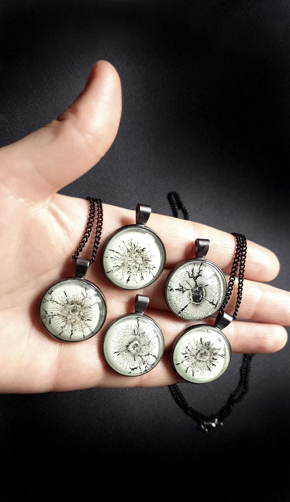 Spinnen Anhänger leuchtend, fluoreszierendes Glas Medaillon, Alt Goth Kette, handgemachtes Unikat