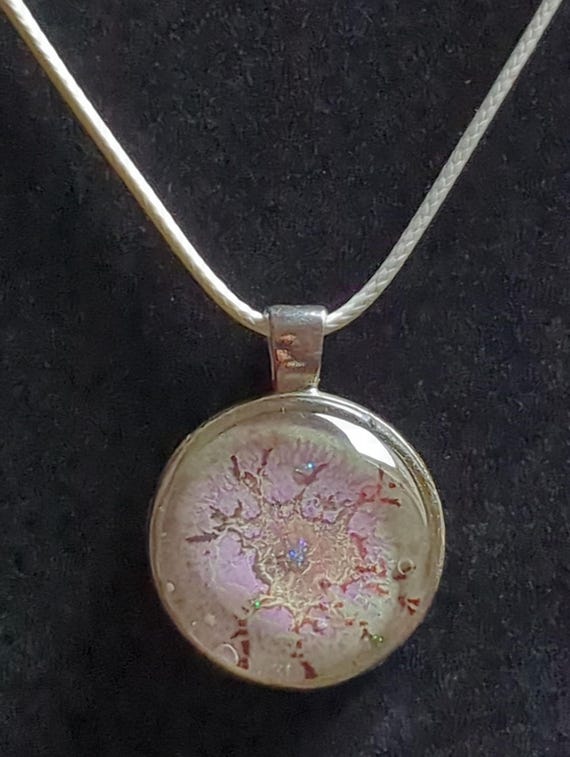 Einzigartiger Lila Glitzer Glasanhänger – Handgemachte Kunst von Maria Marachowska mit fluoreszierendem Leuchteffekt