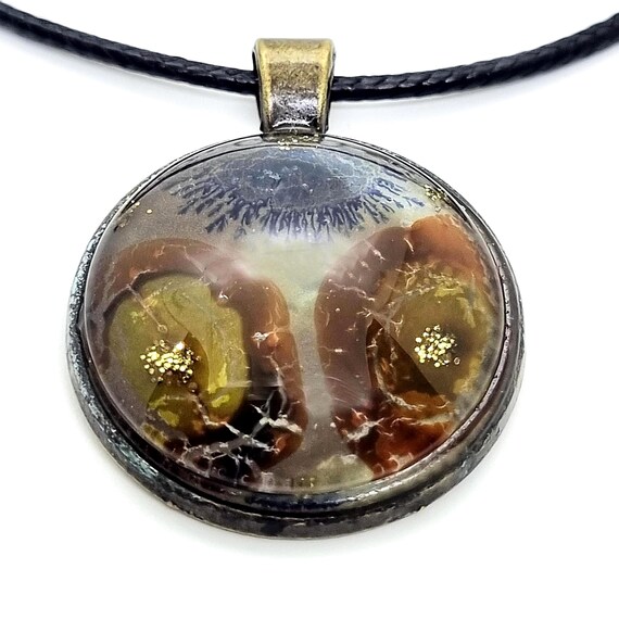 Einzigartiger Glitzer Anhänger – Handgemachte Kunst von Maria Marachowska, leuchtet im Dunkeln