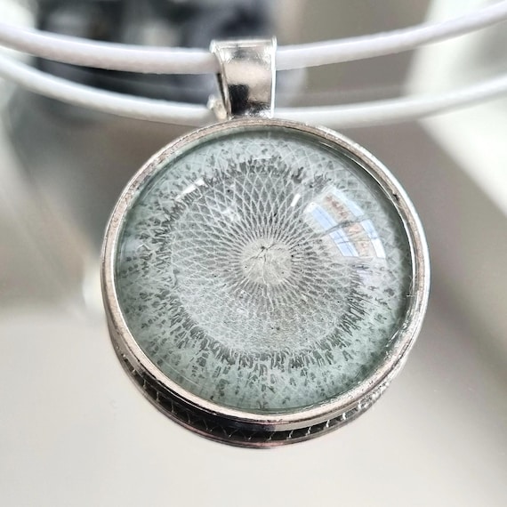 Einzigartiger Schmuckanhänger, leuchtet im Dunkeln, 2,5x2,5 cm