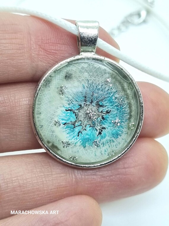 Glitzernder Sternen-Anhänger – Leuchtendes Gemälde aus echtem Glas von Maria Marachowska für funkelnde Nächte