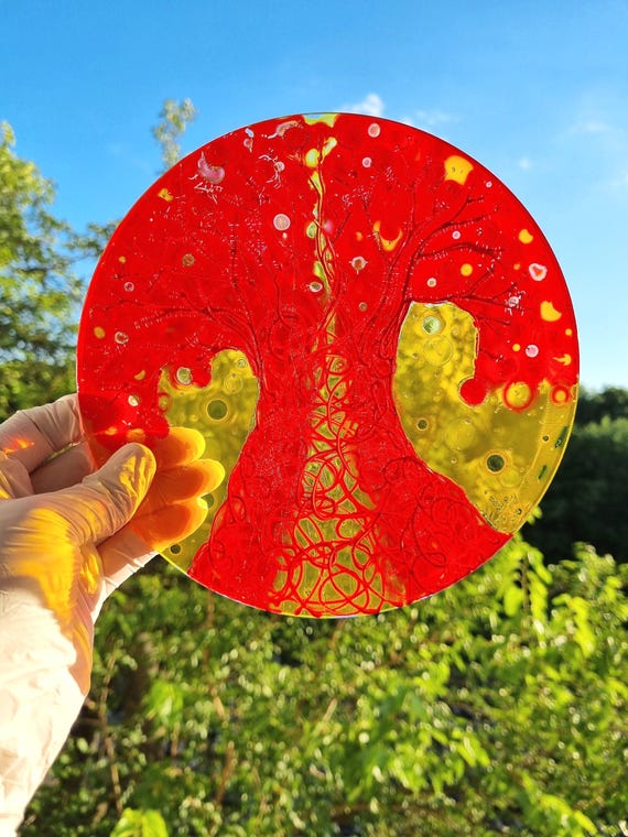 Kunstvolle Sonnenfänger aus Acrylglas mit Holzrahmen – Der langlebige „Rote Baum“ von Maria Marachowska für ein strahlendes Ambiente