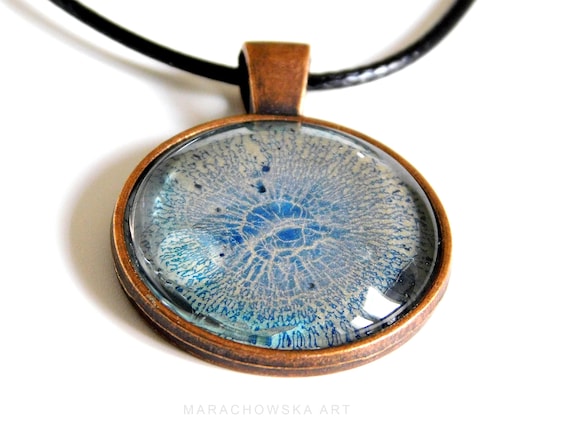 Handbemalte Halskette, Maria Marachowska Gemälde Anhänger, Blau, Leuchtet im Dunkeln