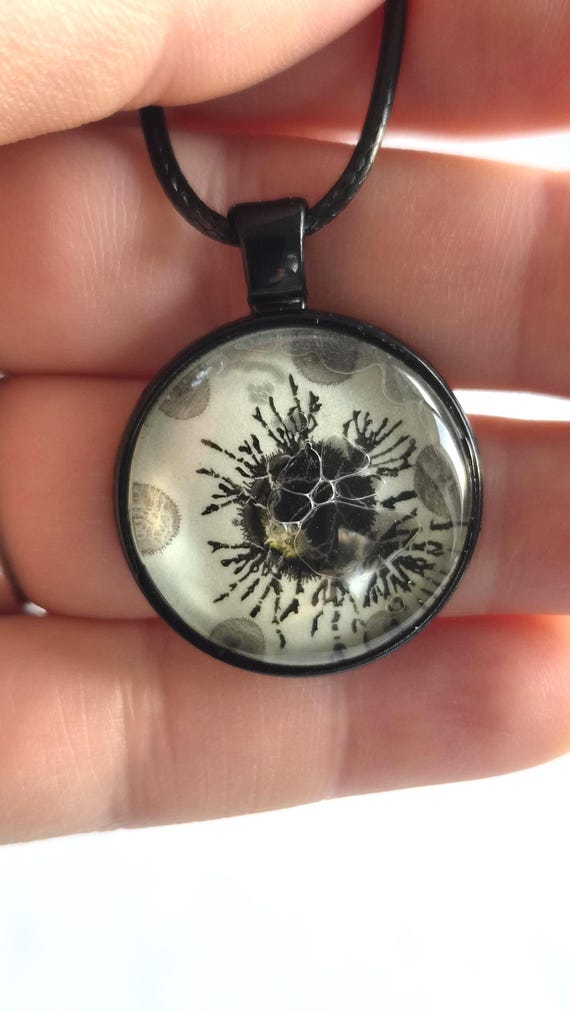 Handgefertigter Schmuck Anhänger, Schwarz Weiß mit Leuchtfarbe – Kunstwerk von Maria Marachowska