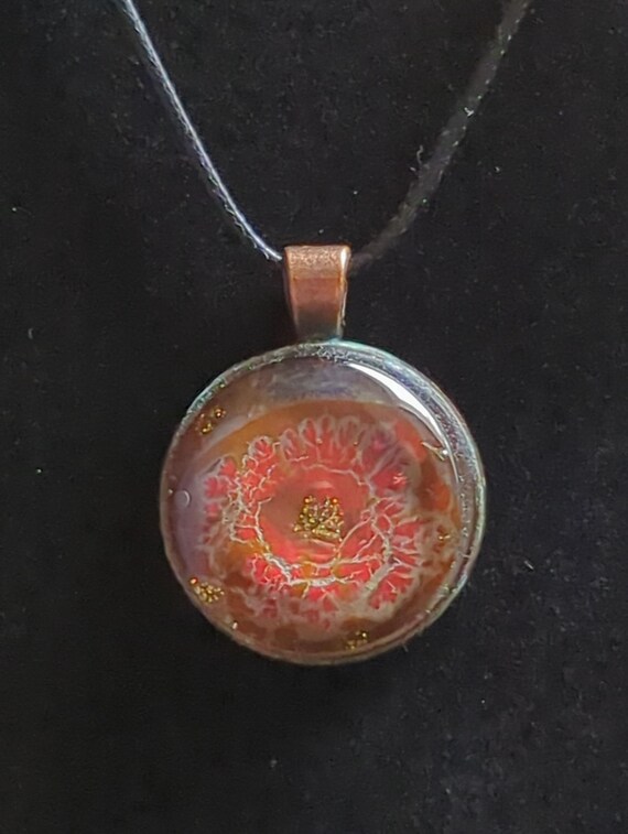 Einzigartiger Anhänger, Rote Blume, handgemalt von Maria Marachowska