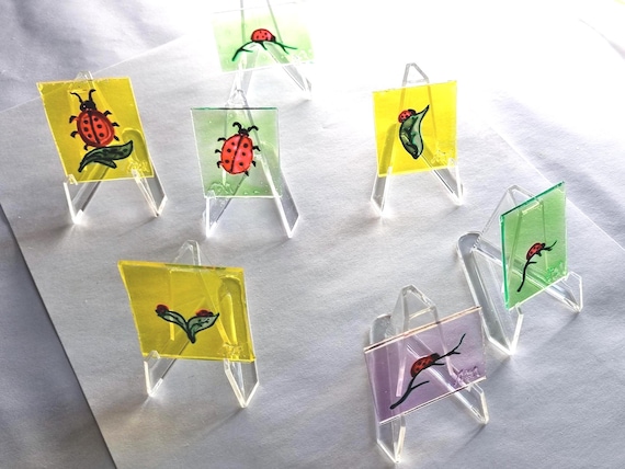 Handgefertigter Glasmalerei-Sonnenfänger „Glückskäfer“, einzigartige Kunst von Maria Marachowska