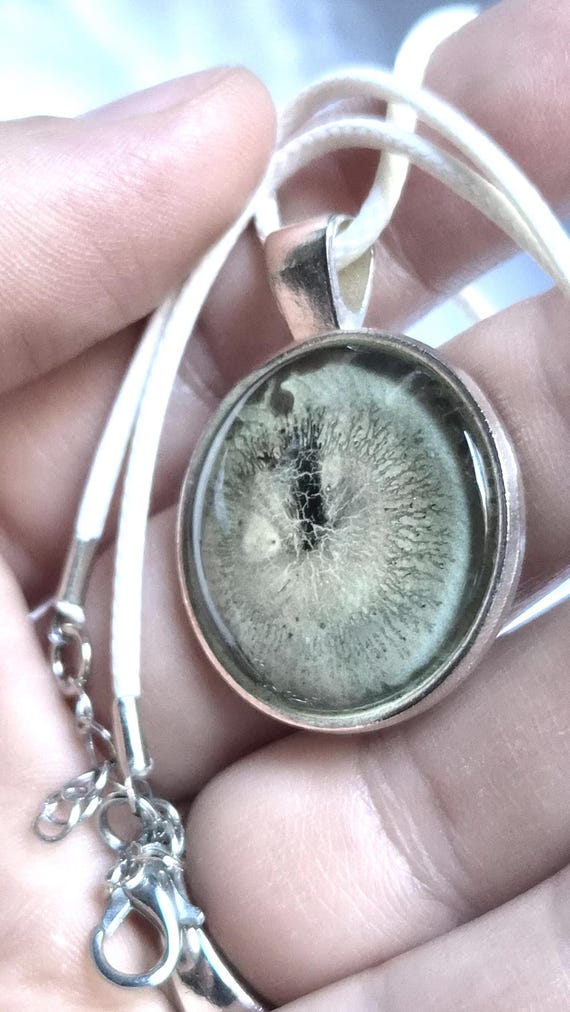 Schwarz Weißer Glasmalerei Anhänger, Im Dunkeln Leuchtend, Kunstvolles Statement Collier