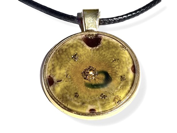 Einzigartiger Gemälde Glasanhänger Gelbgoldener Glitzer + leuchtet im Dunkeln von Maria Marachowska