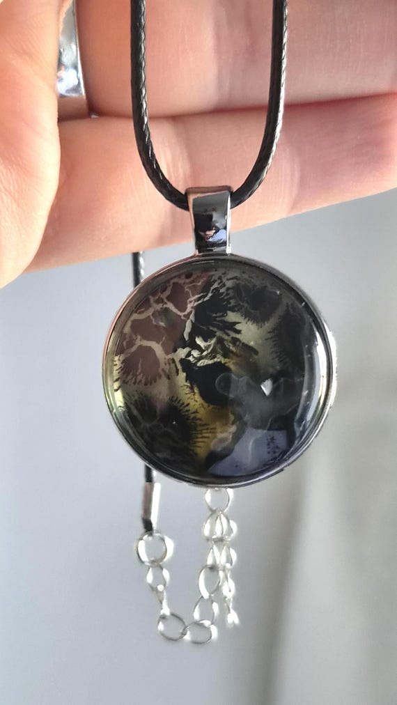 Künstlerischer Anhänger mit dunkler floralem Motiv, handgefertigt aus Glas