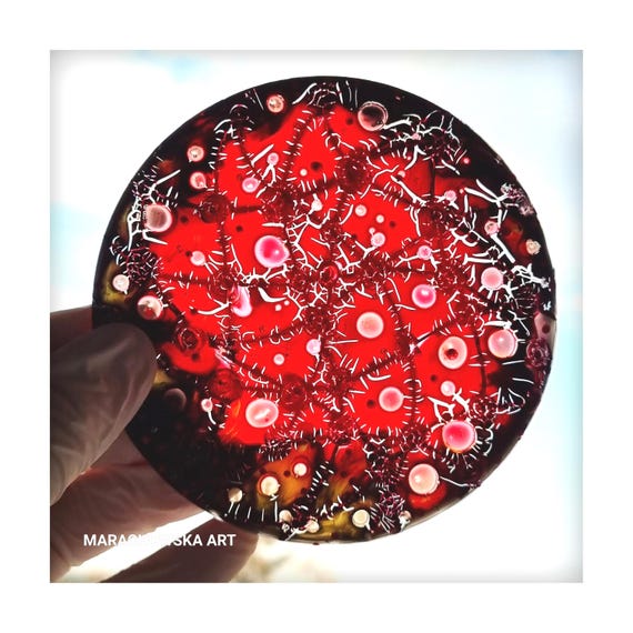 Rundes rot-schwarzes Glasgemälde