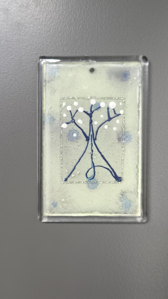 Kühlschrankmagnet Acrylglas Blauer Baum, Handgemaltes Glasgemälde Unikat, Leuchtet im Dunkeln, Kunstmagnet Klein