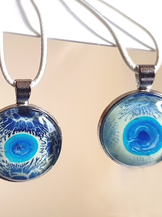 Leuchtend blauer Anhänger mit abstraktem Glasgemälde