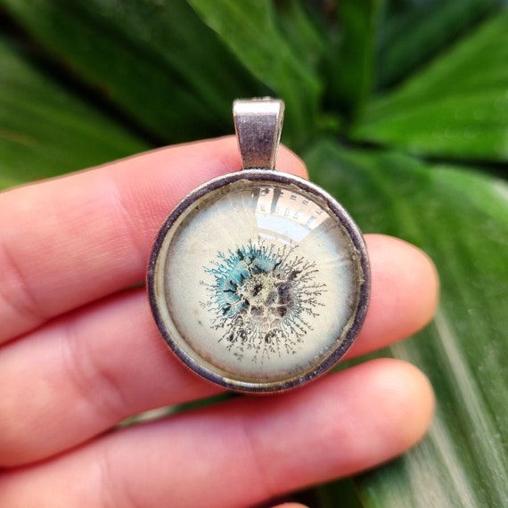 Handgemachter Blauer Weiss Anhänger, leuchtet grün im Dunkeln