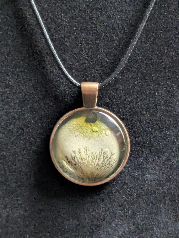 Einzigartiger Leuchtender Grüner Anhänger von Maria Marachowska