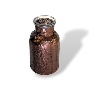 Könnte beinhalten: Eine dekorative braune Glasvase mit einer craquelé Textur. Die Vase hat eine zylindrische Form mit einem klaren Glasrand. Die Vase ist etwa 15 cm hoch.